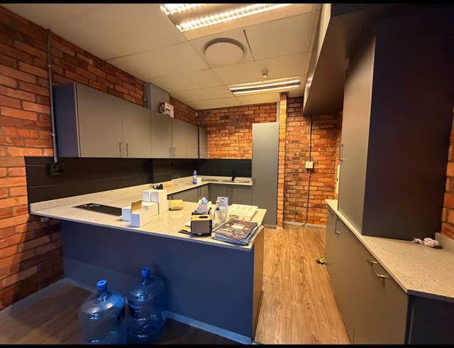 190M² BUILDING TO LET IN GREEN POINT